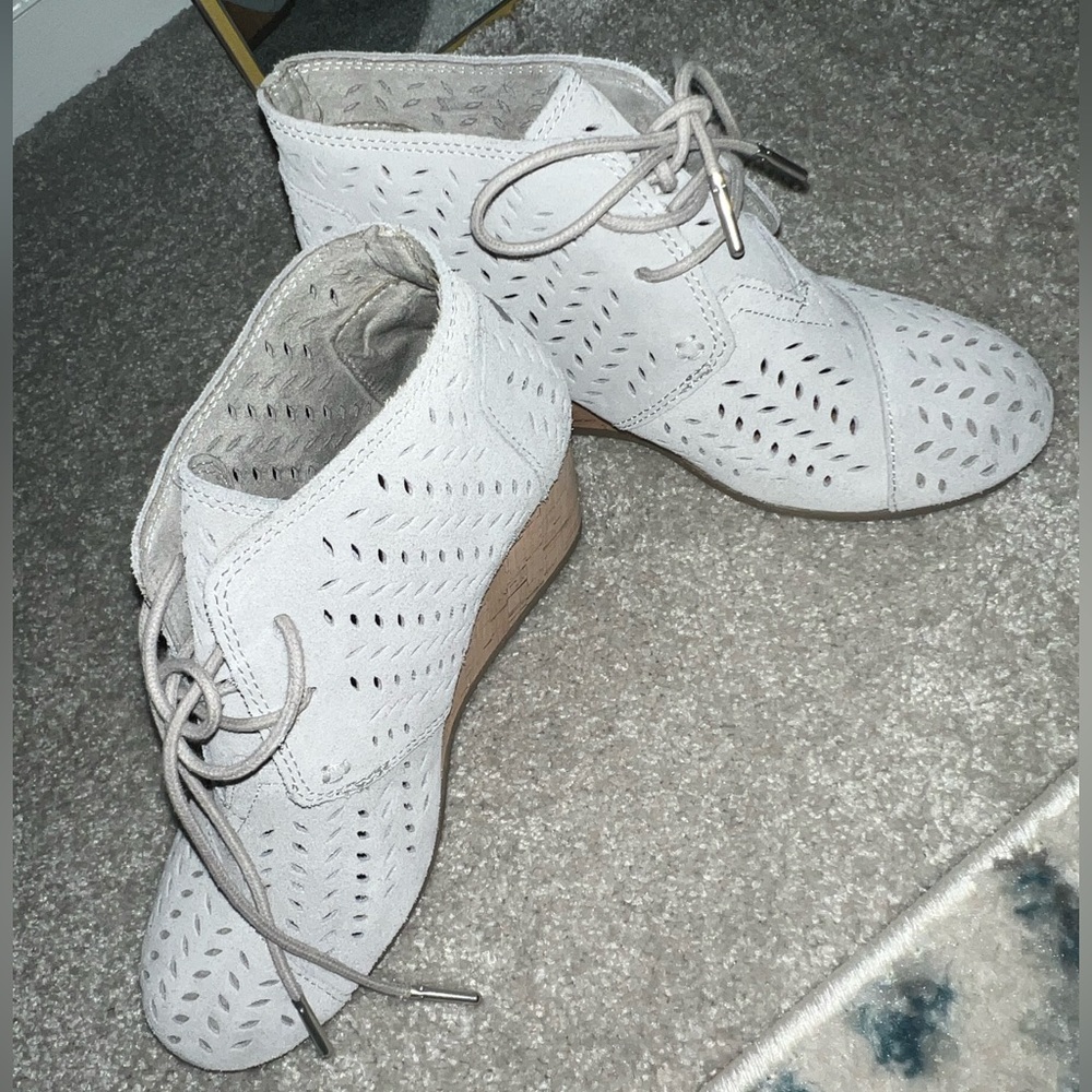 TOMS Lace Up Wedge Booties in light gray - Size 7